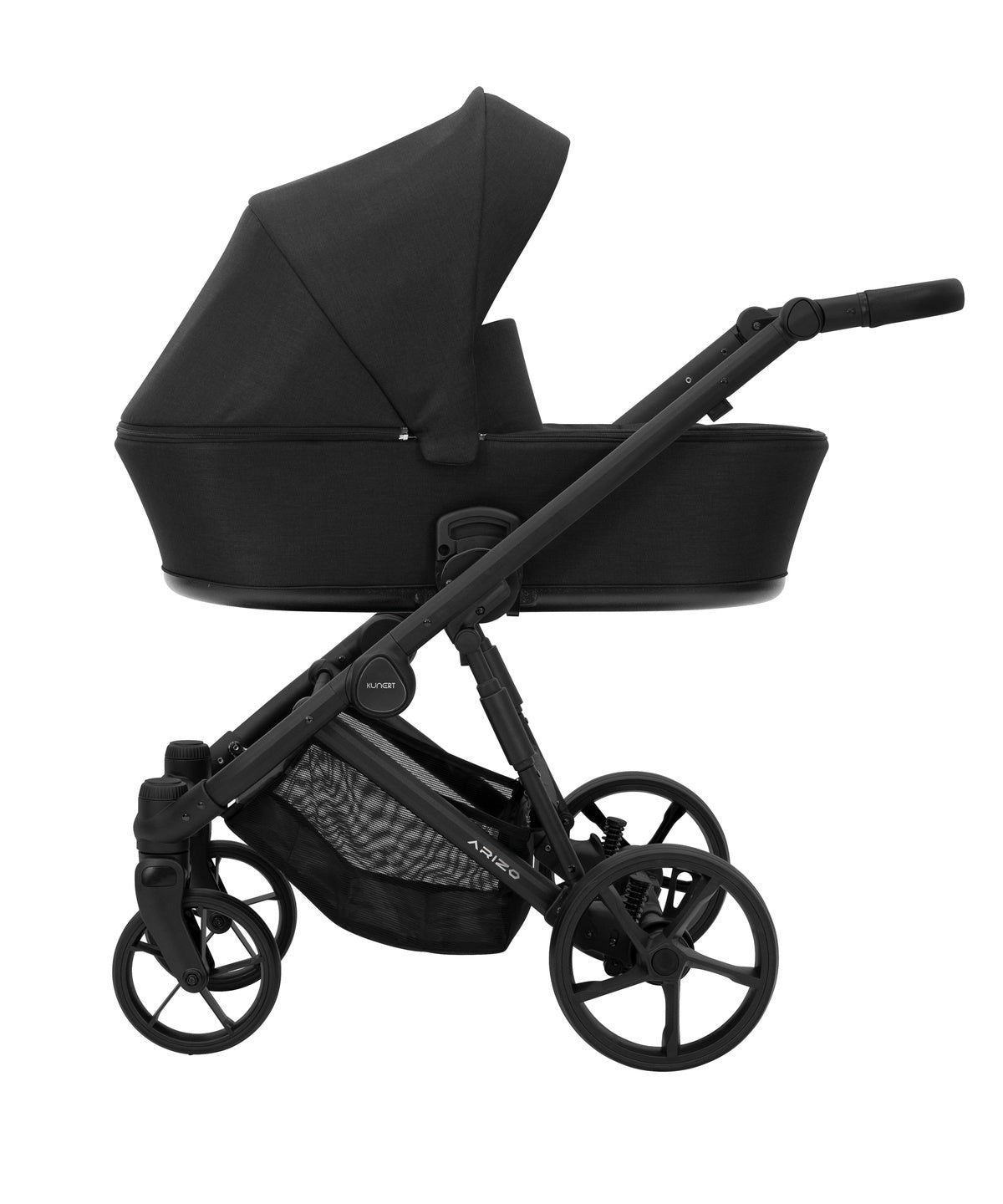Kinderwagen in Seitenansicht, sichtbar mit Sonnenverdeck, Sicherheitsbügel, Vier-Rad-Fahrgestell und geräumigem Unterkorb.