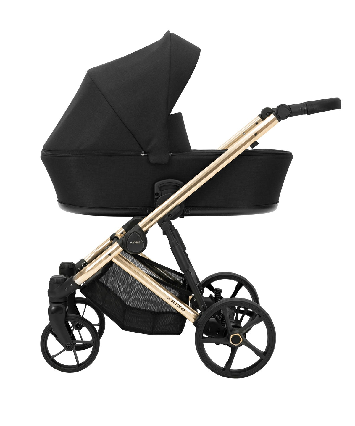 Kinderwagen in Seitenansicht, sichtbar mit Sonnenverdeck, Sicherheitsbügel, Vier-Rad-Fahrgestell und geräumigem Unterkorb.