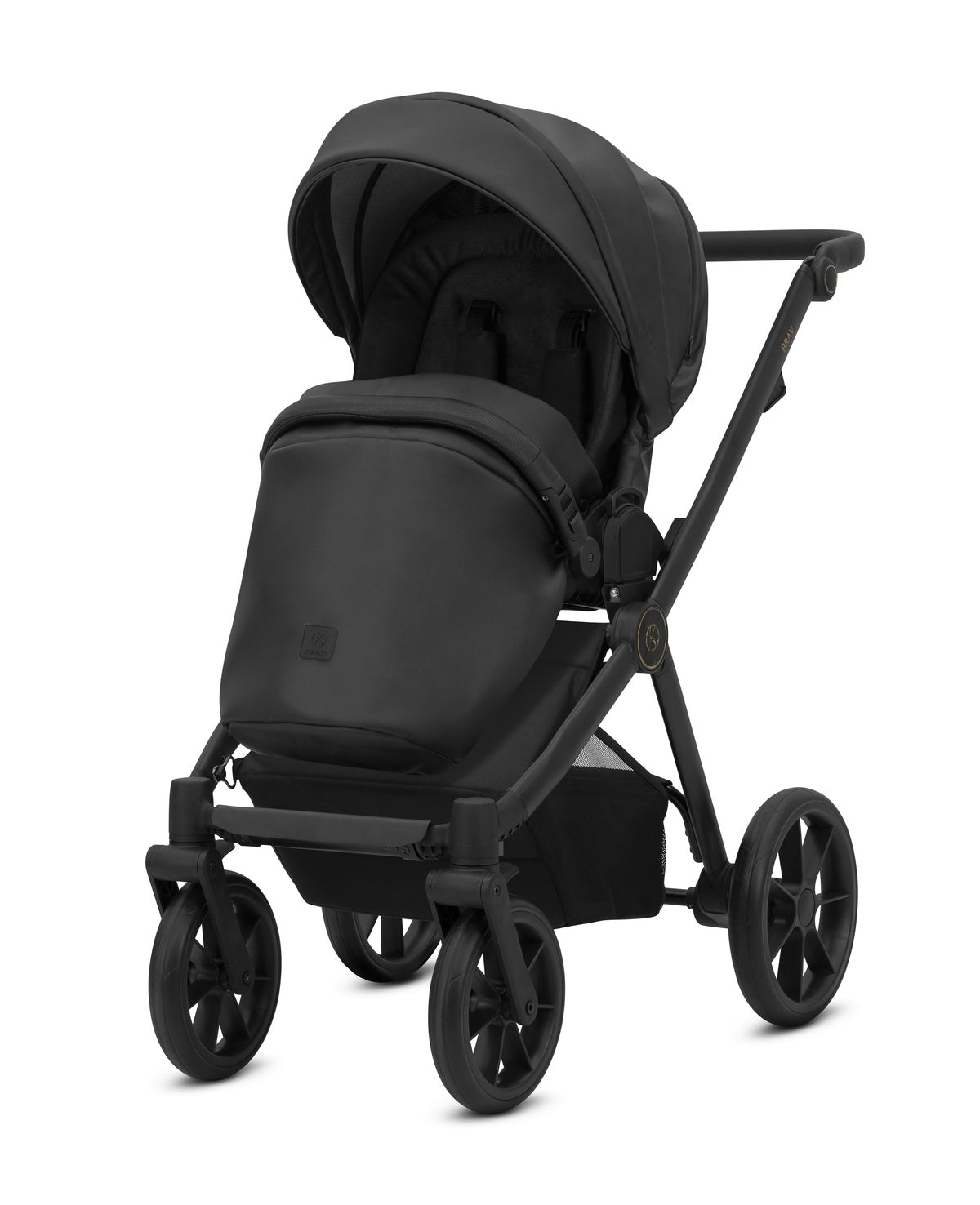 Kinderwagen in leicht schräger Frontansicht, sichtbar mit Sonnenverdeck, Sicherheitsbügel, Vier-Rad-Fahrgestell und geräumigem Unterkorb.