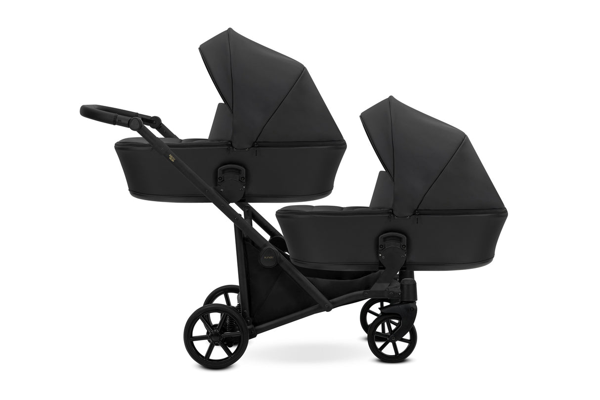 Zwillingskinderwagen-Set, Ansicht bestehend aus 2-in-1 Kinderwagen in Schwarz mit schwarzem Rahmen, Sonnenverdeck oben.