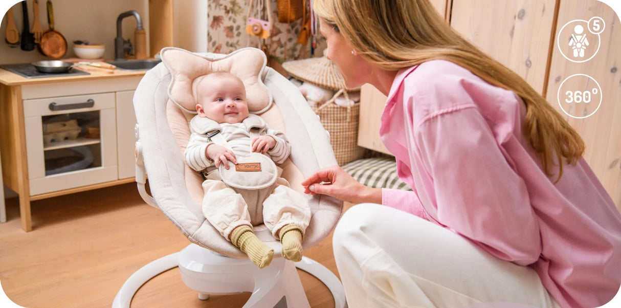 Frau spricht mit Baby in einem bequemen, schaukelnden Hochstuhl
