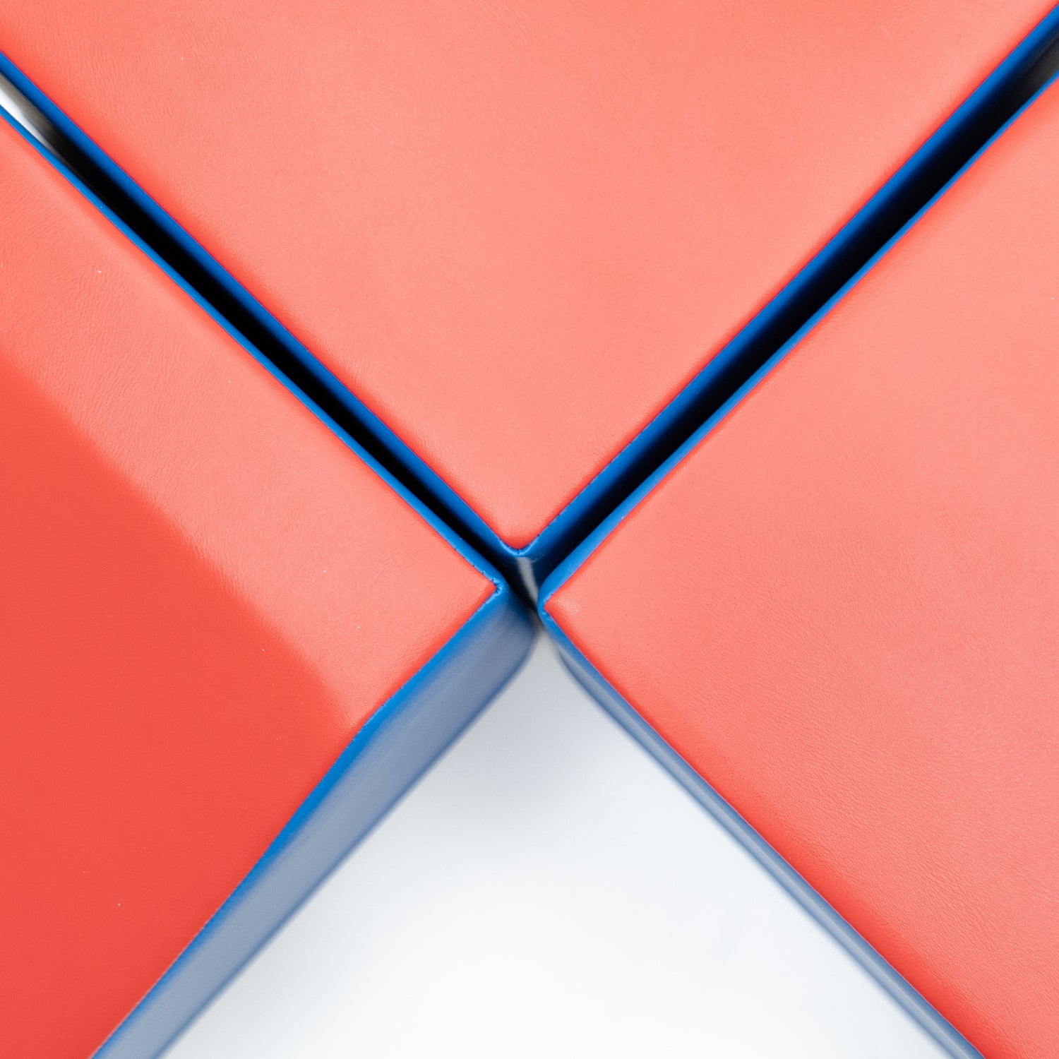 Vier quadratische Polster in Rot und Blau angeordnet