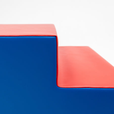 Bunte Treppe in Blau und Rot mit abgerundeten Kanten