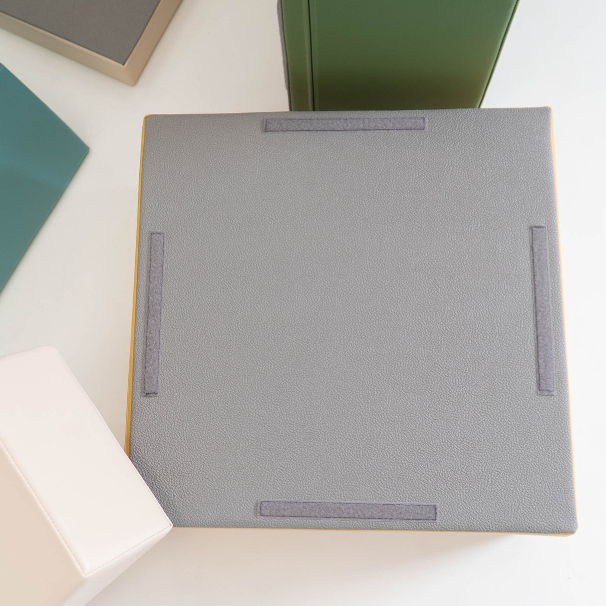 Graue quadratische Oberfläche mit vier rutschfesten Gummipads