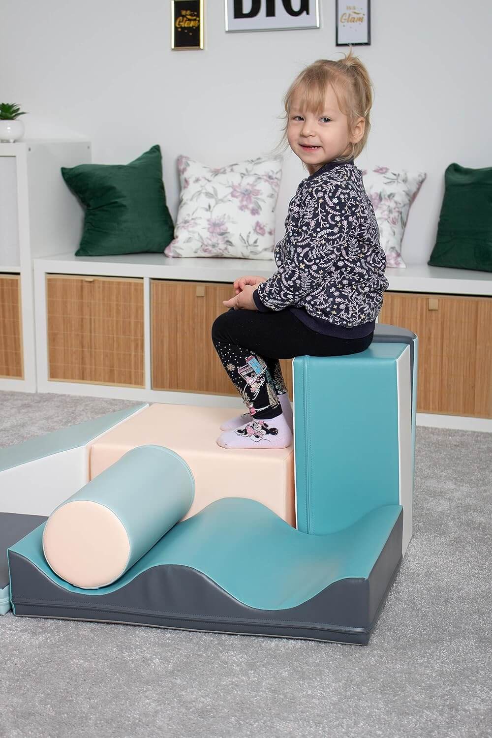 Bunte Spielbausteine in verschiedenen Formen und Farben für Kinder