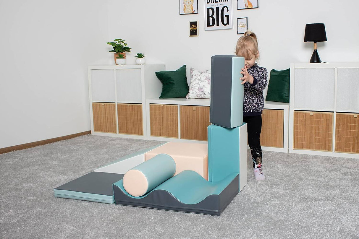 Bunte Schaumstoffbausteine in verschiedenen Formen und Größen für Kinder