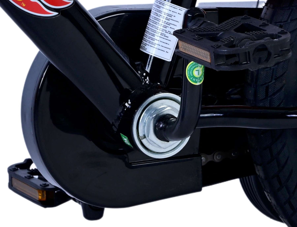Schwarzer Fahrradrahmen mit Pedalen und Kettenantriebssystem