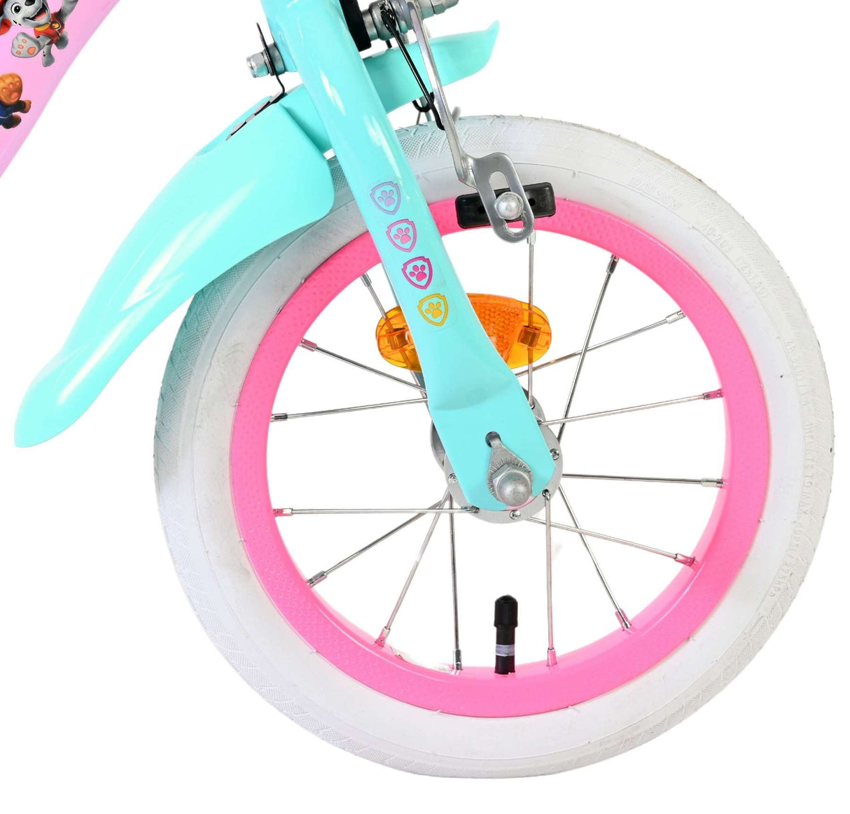 Vorderreifen eines Kinderfahrrads in Türkis und Pink mit weißen Reifen