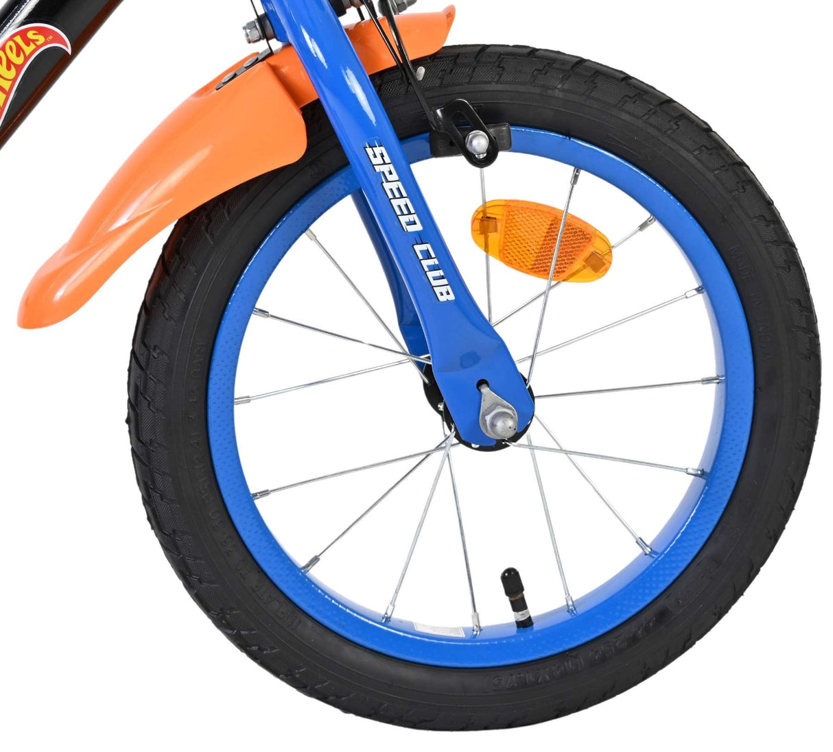 Vorderreifen eines Fahrrads mit blauen Felgen und orangefarbenem Schutzblech