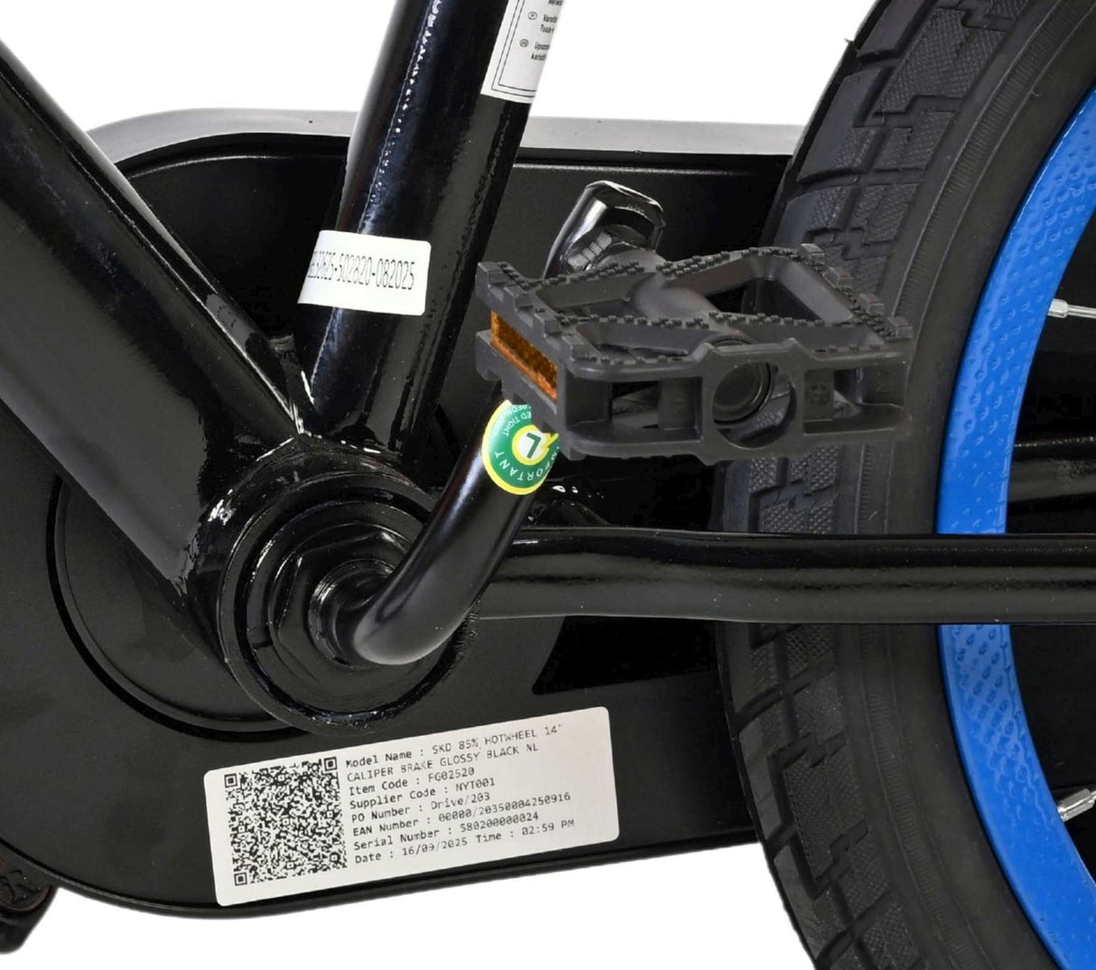 Schwarzes Fahrradpedal mit blauen Reifen und schwarzem Rahmen