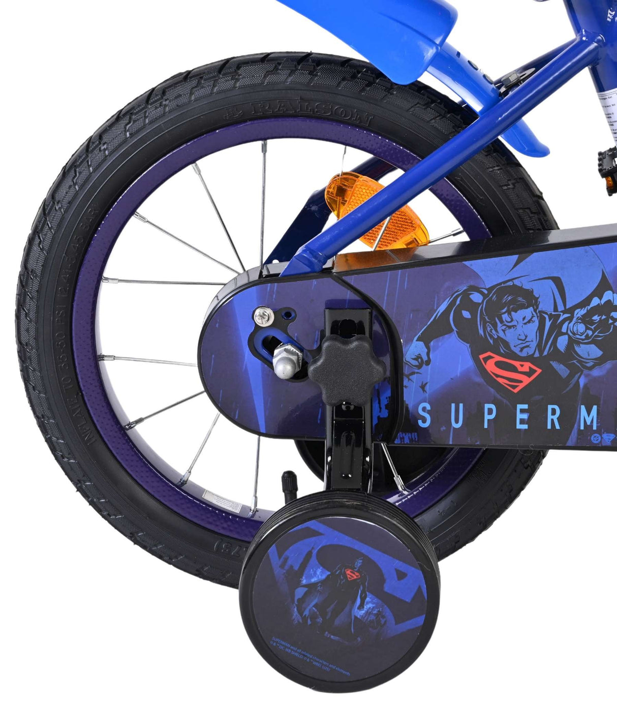 Blaue Fahrradfelge mit Superman-Motiv und Stützrad