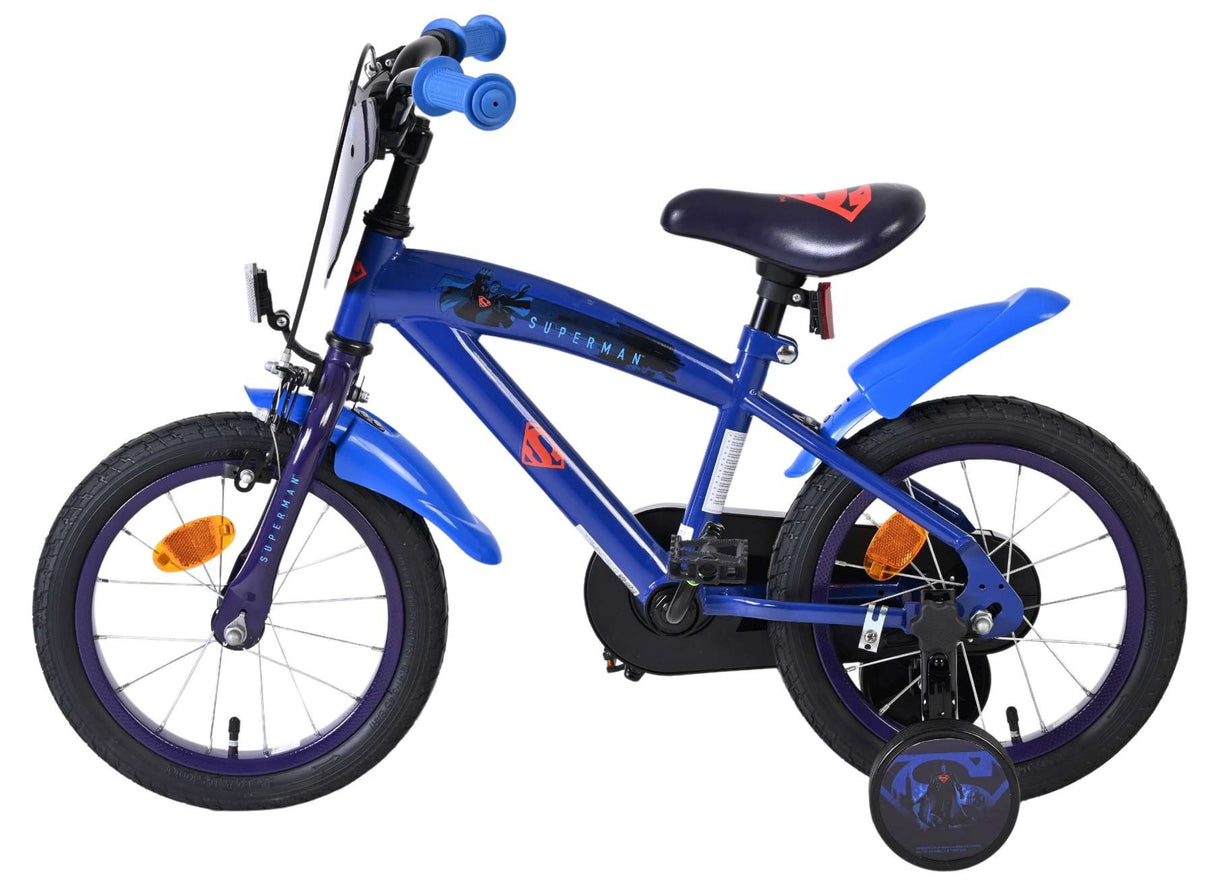 Blaues Kinderfahrrad mit Superman-Motiv und Stützrädern