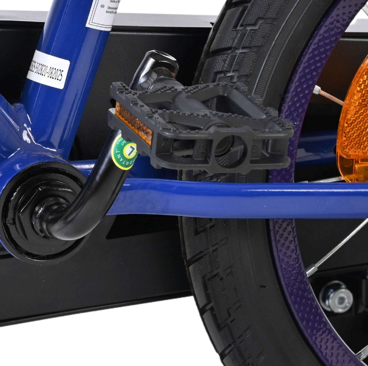 Schwarzes Pedal an blauer Fahrradachse mit Reifen und Reflektor