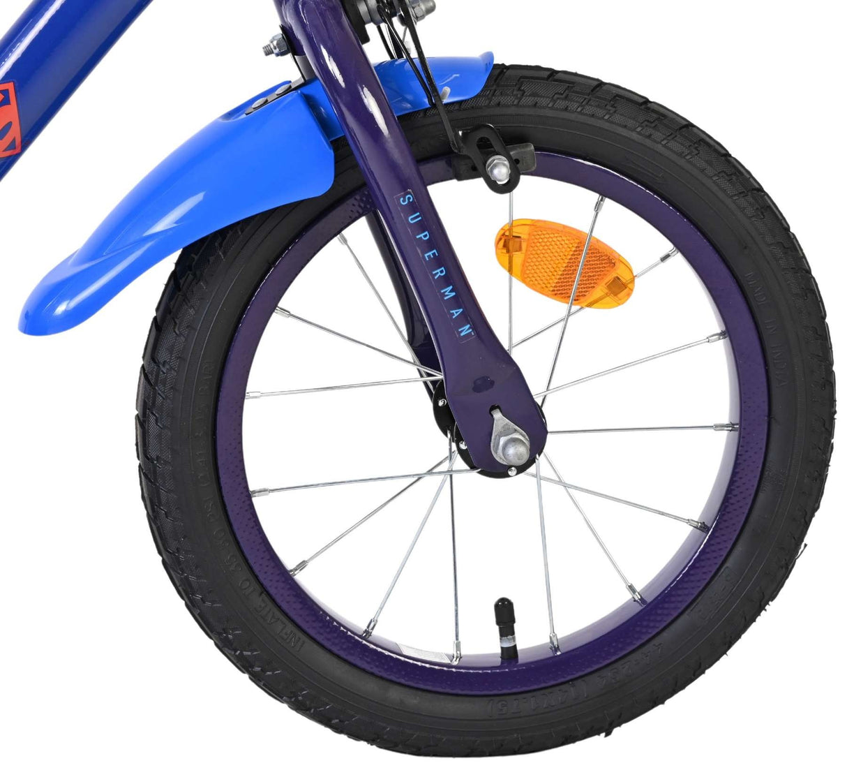 Blaues Kinderfahrrad mit lila Reifen und Reflektor am Vorderrad