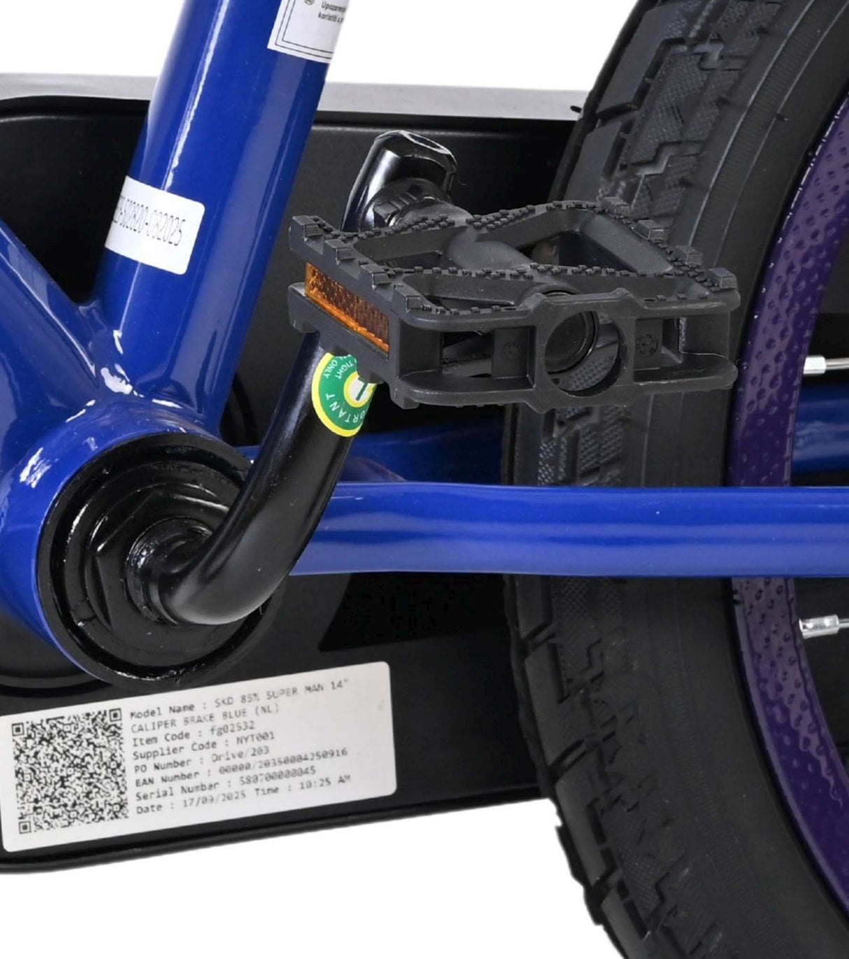 Schwarzes Pedal an blauer Fahrradkurbel mit Reifen im Hintergrund