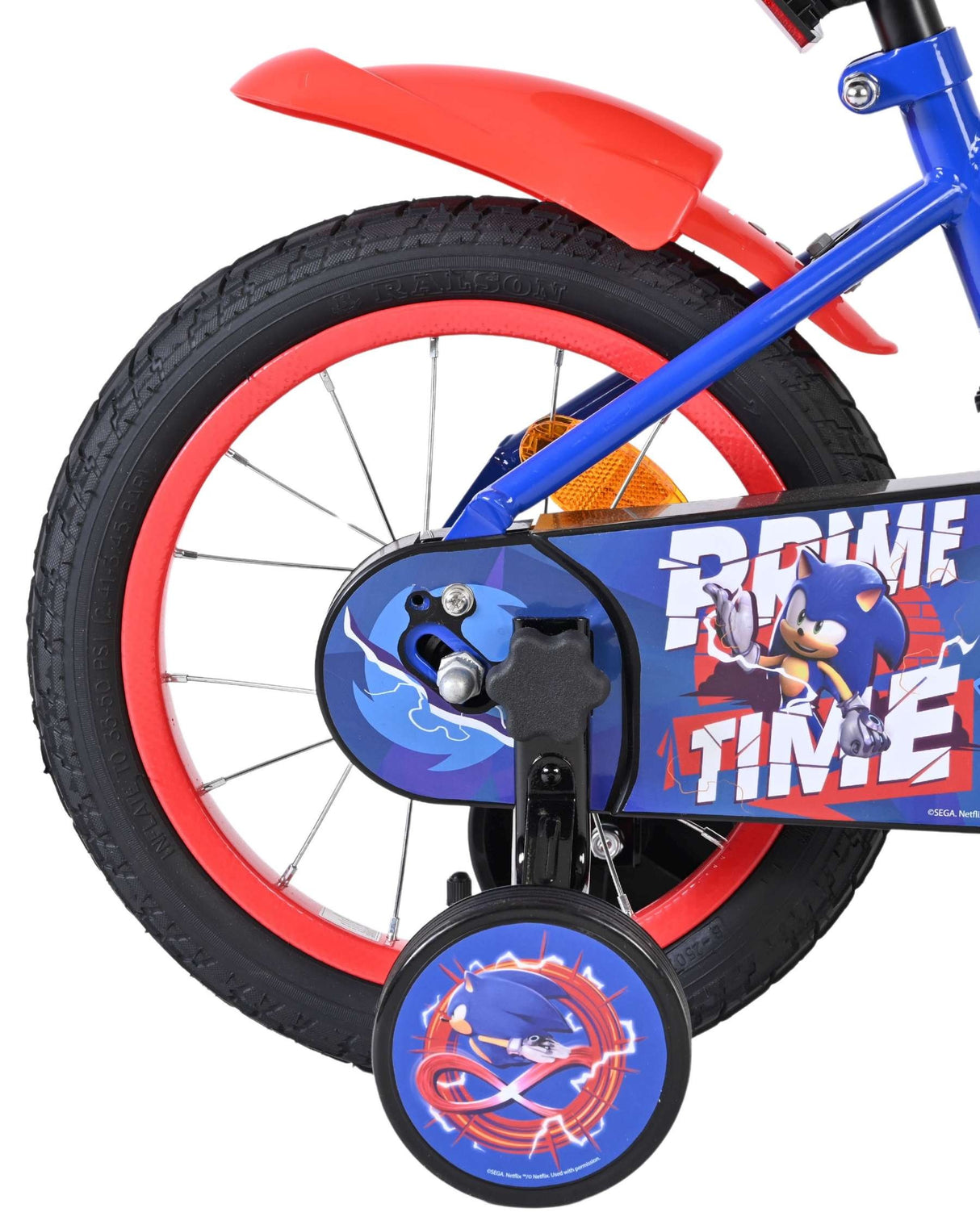 Buntes Kinderfahrrad mit rotem Schutzblech und Stützrädern