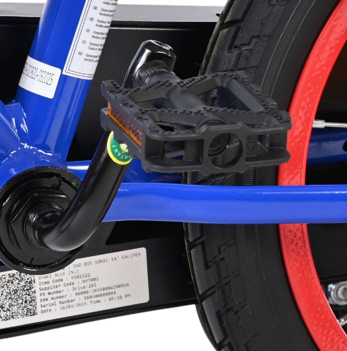 Blaue Fahrradpedale mit schwarzem Rahmen und rotem Reifen