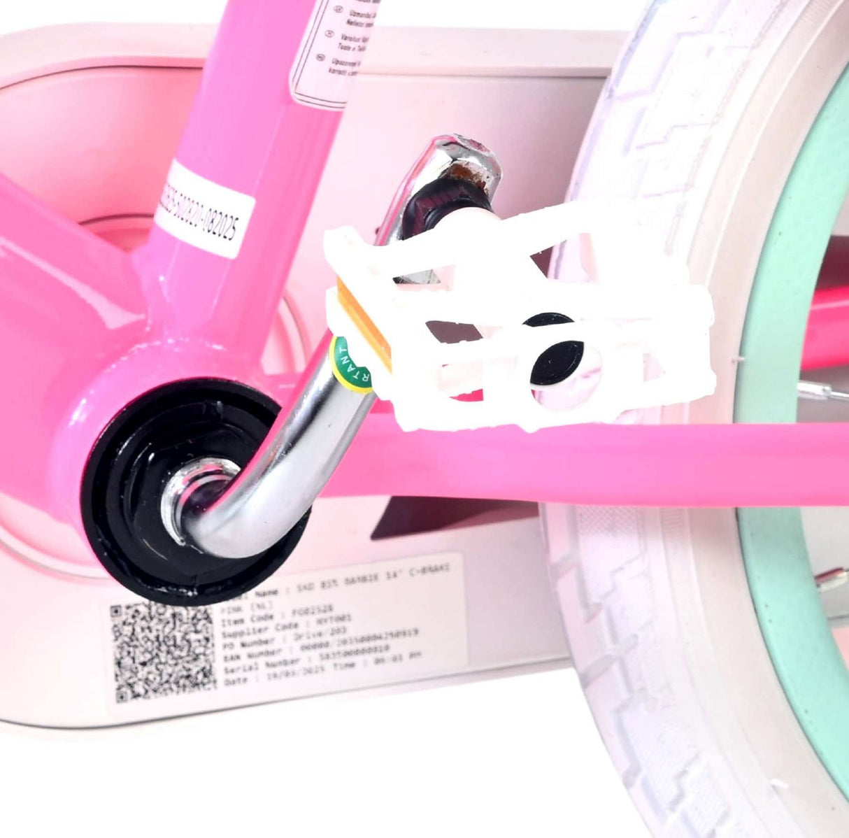 Rosa Fahrrad mit silbernem Pedal und weißem Schutzblech
