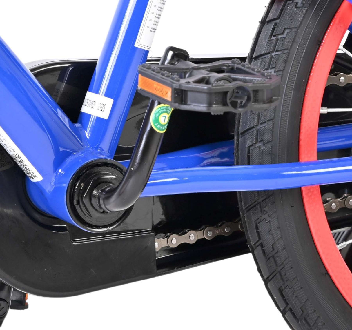 Blaues Fahrrad mit rotem Reifen und Pedalansicht von der Seite