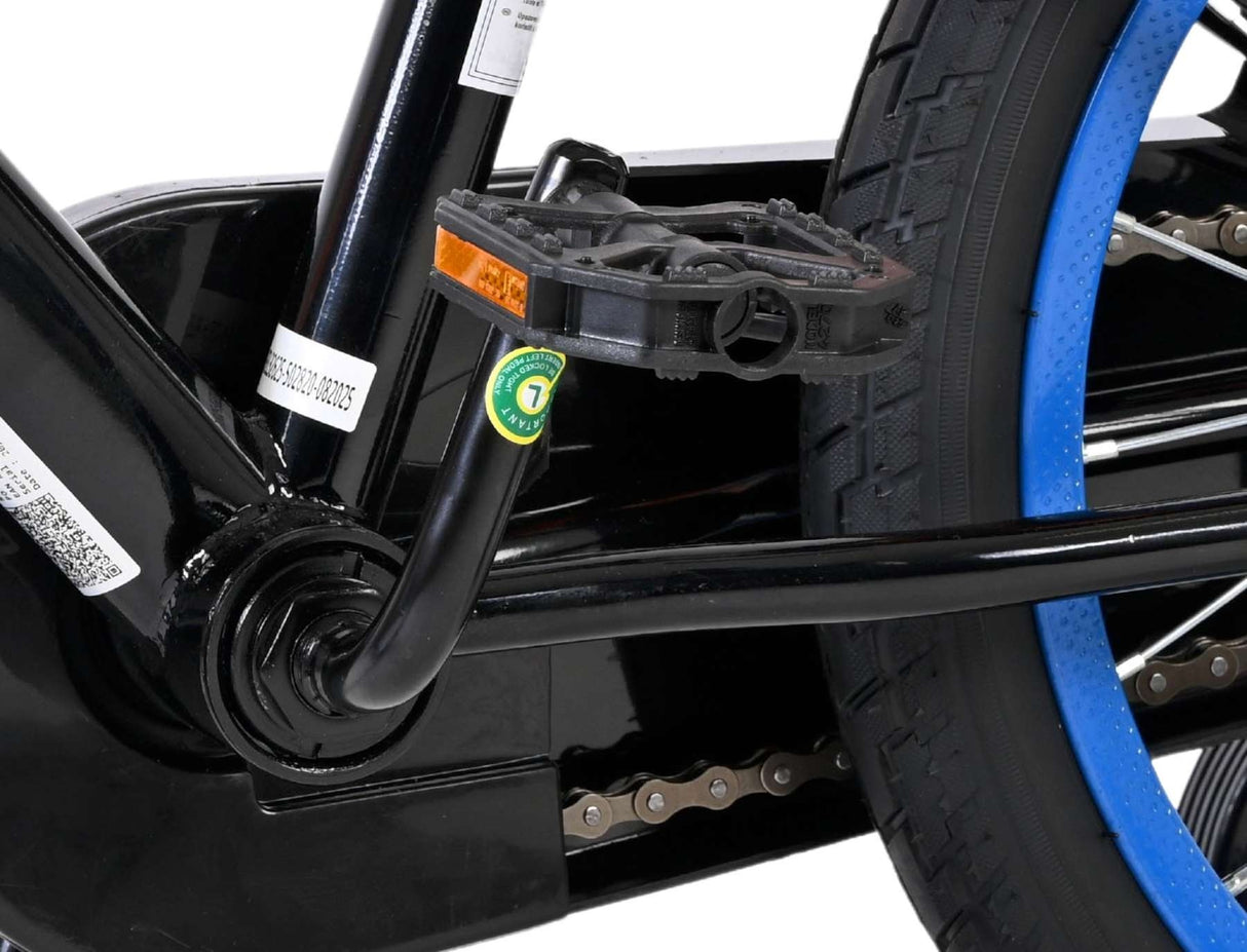 Schwarzes Fahrradpedal mit blauen Reifen und schwarzem Rahmen