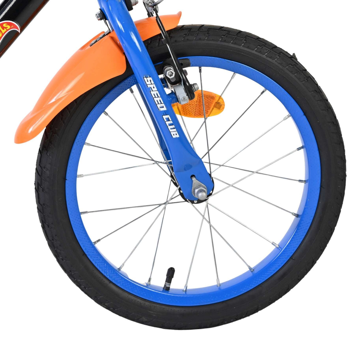 Vorderreifen eines Fahrrads mit blauen Felgen und orangefarbener Schutzblech