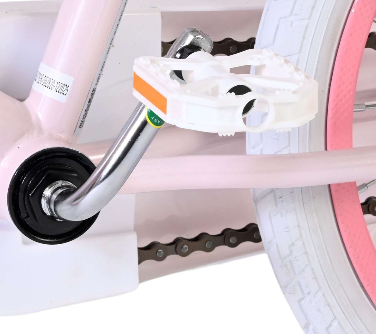 Weißer Fahrradpedal an pinkem Fahrradrahmen mit Kette und Kurbel
