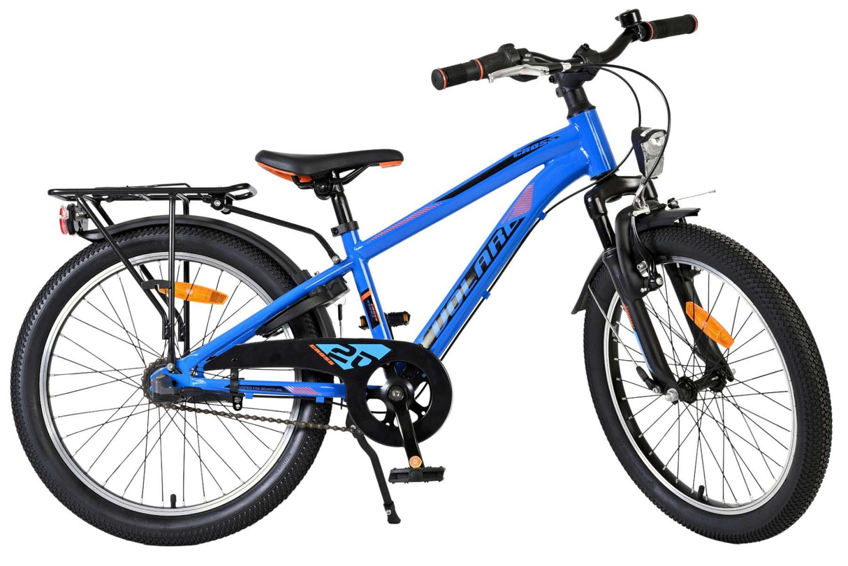Blaues Kinderfahrrad mit Gepäckträger und robusten Reifen
