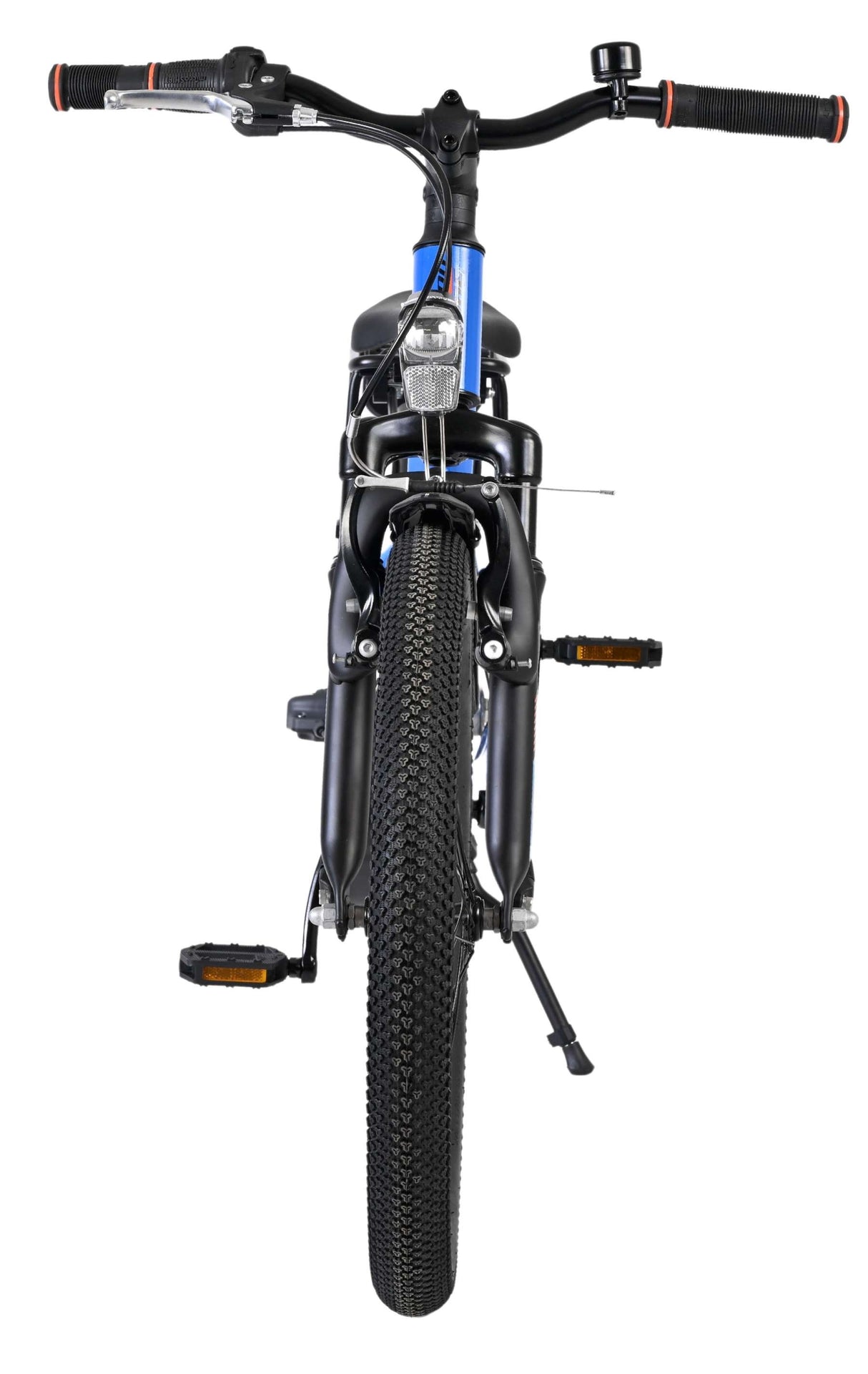 Schwarzes Fahrrad mit blauen Akzenten und grobstolligen Reifen von vorne gesehen