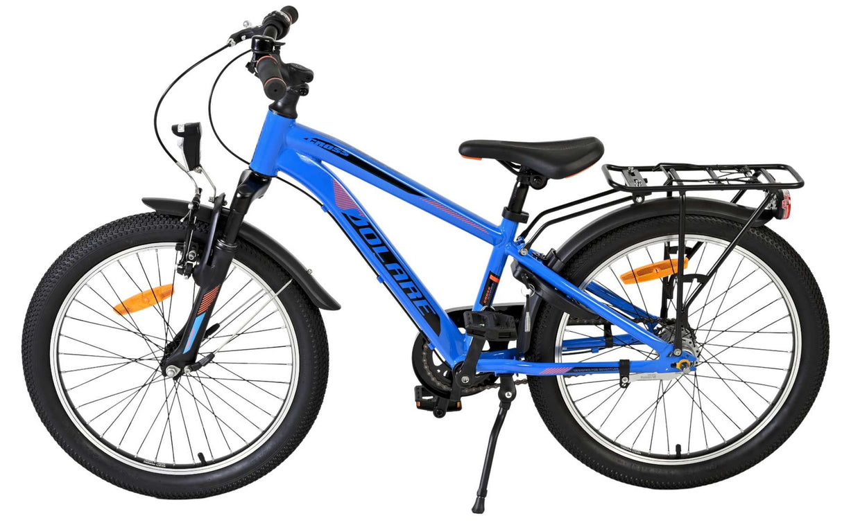 Blaues Kinderfahrrad mit Gepäckträger und stabilen Reifen