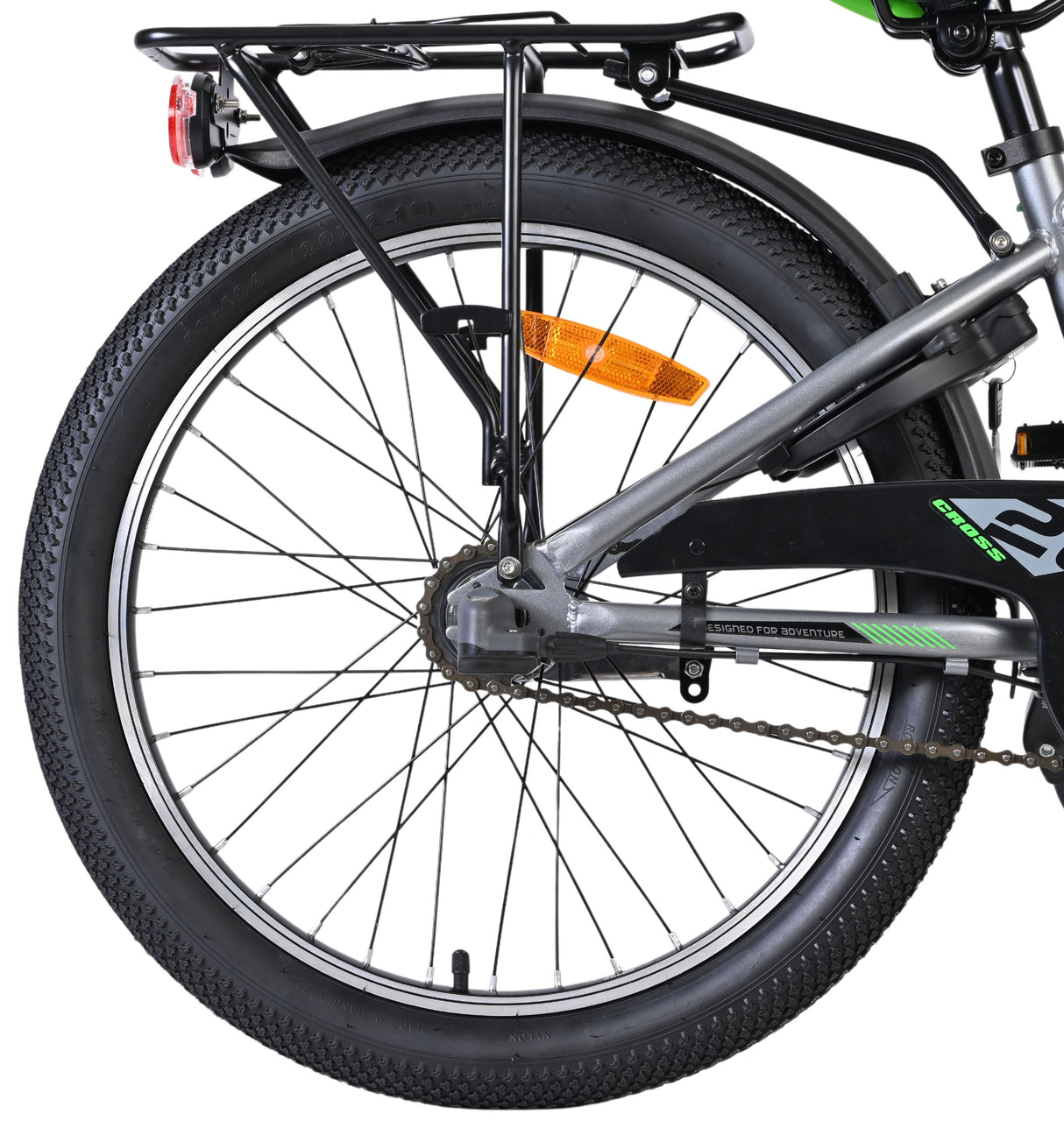 Hinterrad eines Fahrrads mit Gepäckträger und reflektierendem Element