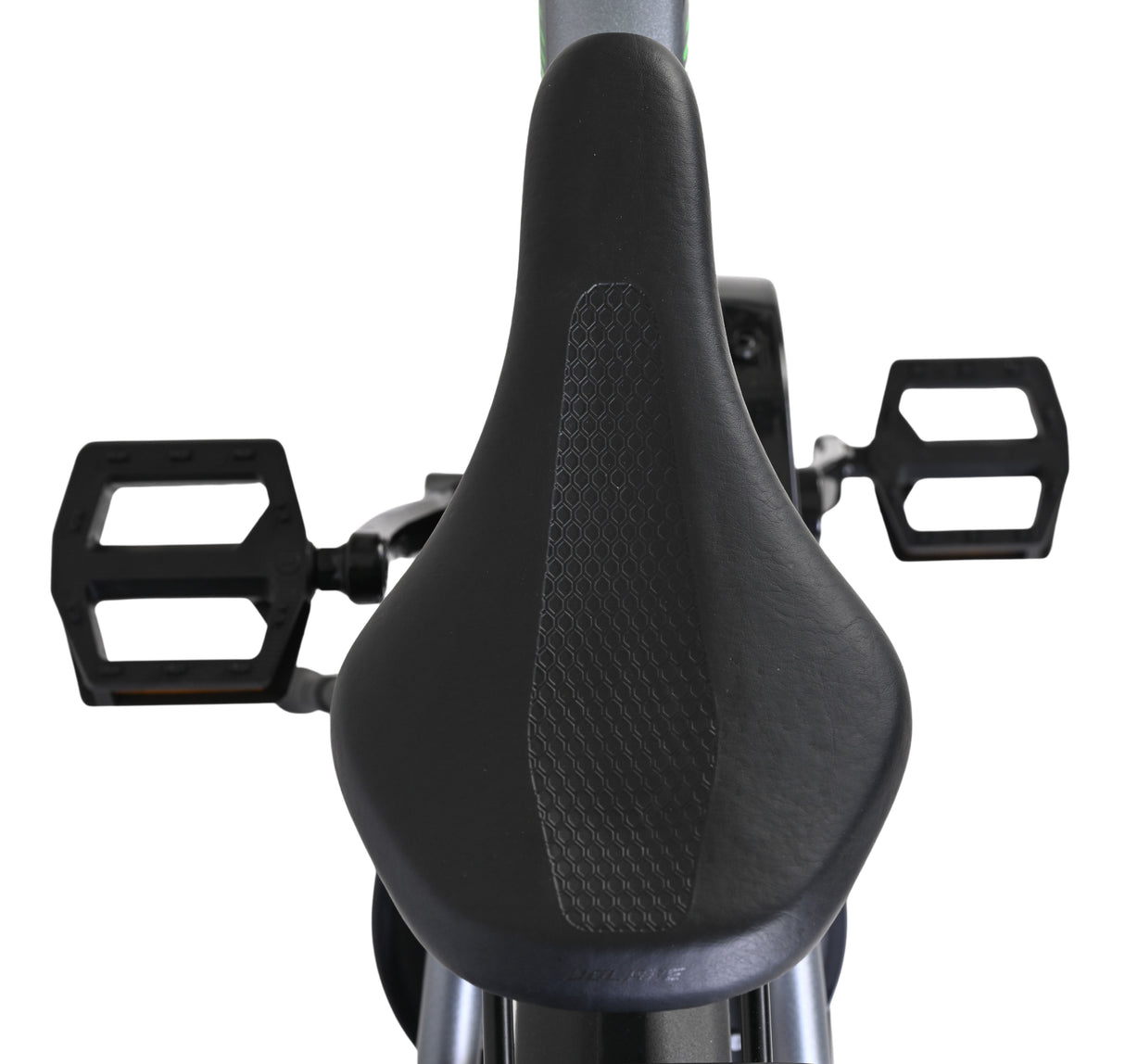 Schwarzer Fahrradsattel mit rutschfester Oberfläche und Pedalen