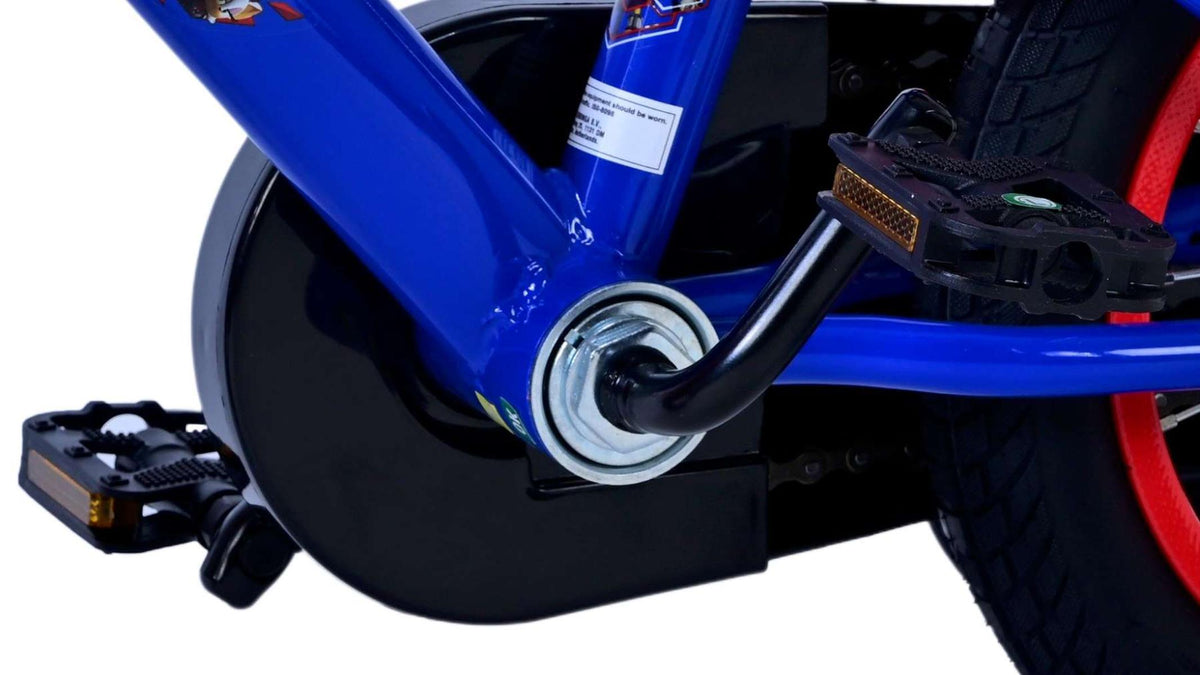Blaue Fahrradkurbel mit Pedalen und schwarzem Schutzblech