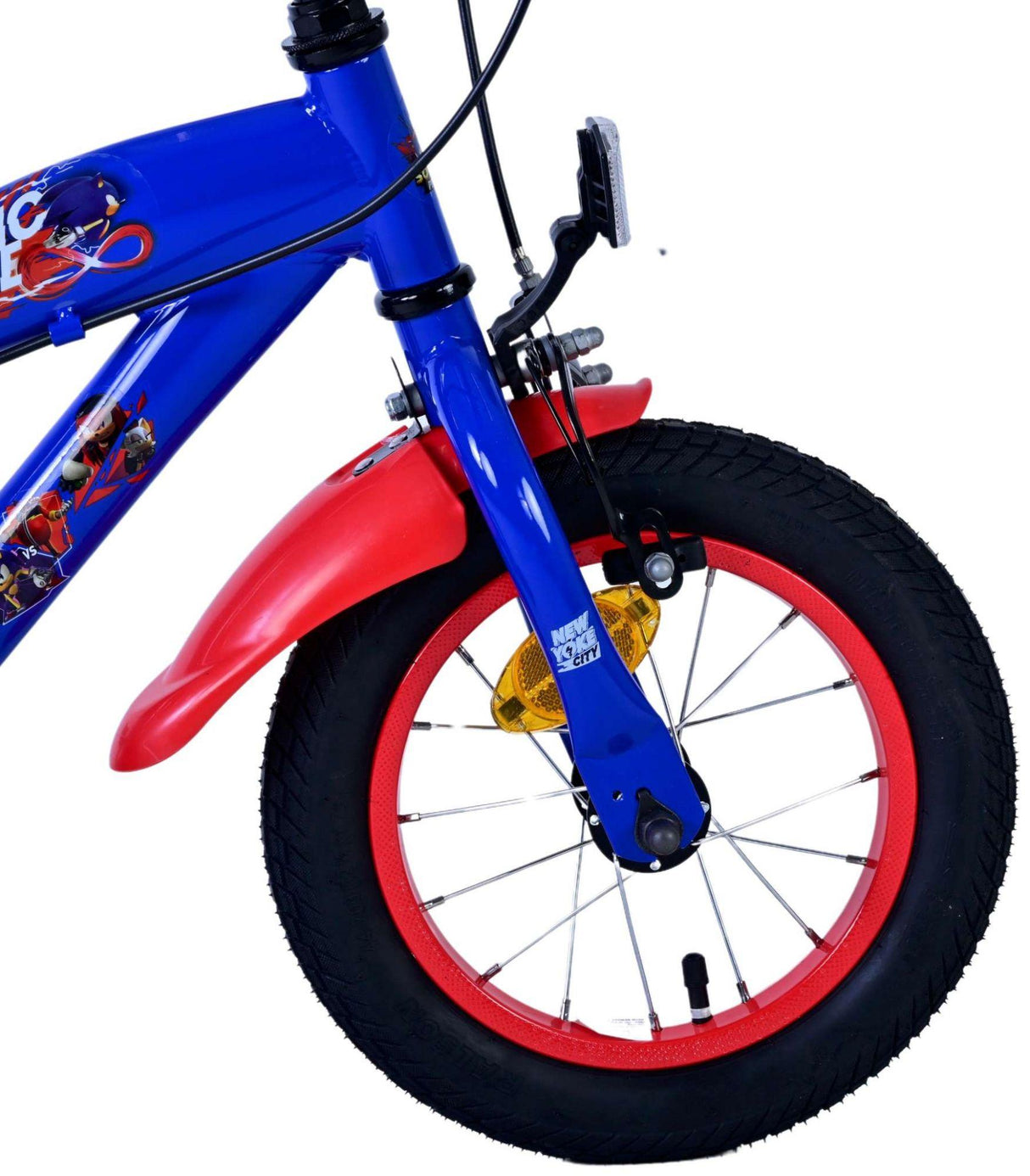 Bunt lackiertes Kinderfahrrad mit rotem Schutzblech und Reifen