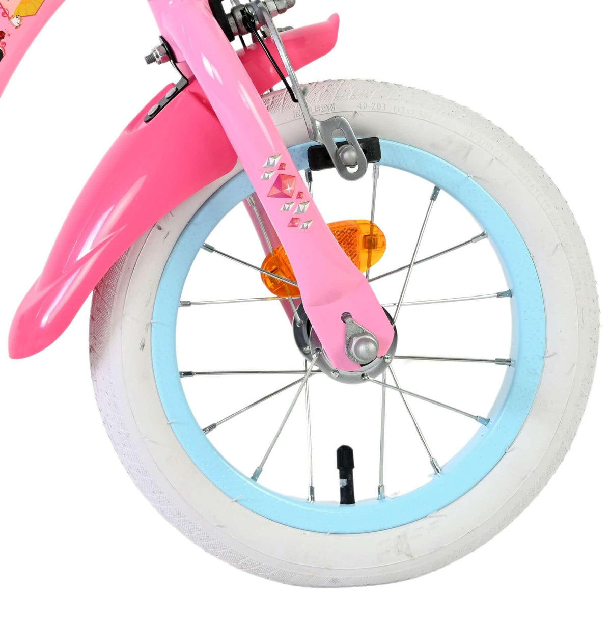 Vorderreifen eines pinken Fahrrads mit blauen Akzenten und reflektierenden Elementen