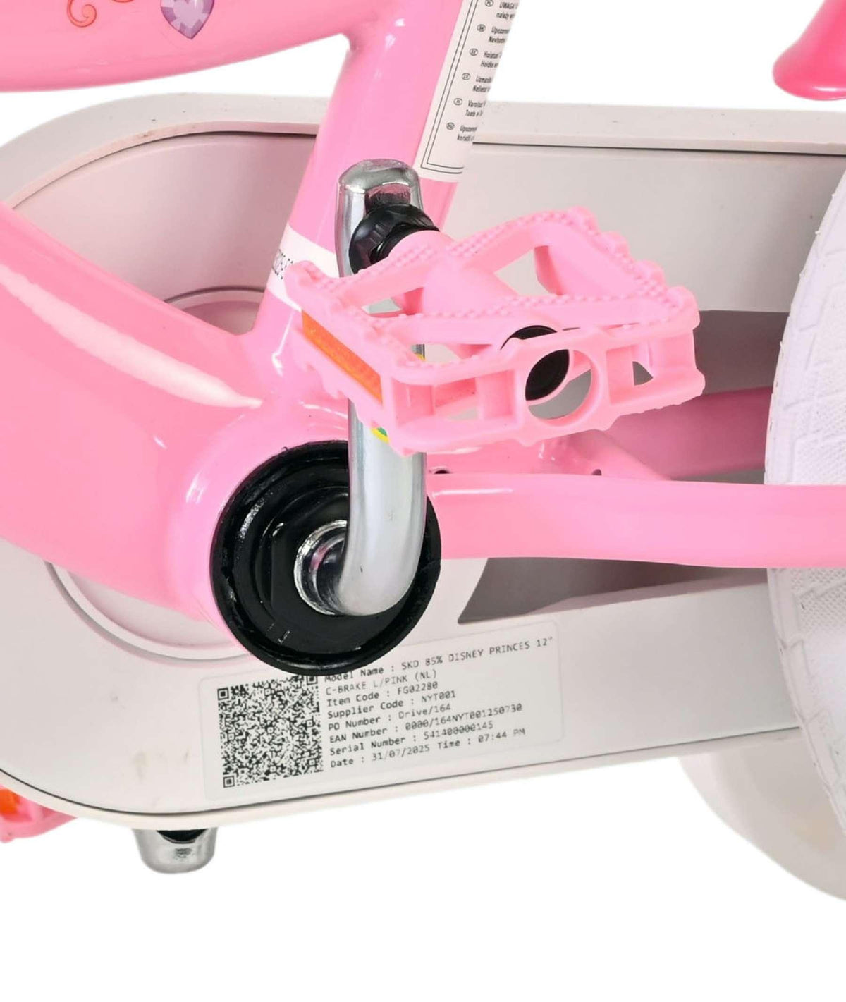 Pinkes Kinderfahrrad mit Pedal und Reifen, sichtbare technische Details