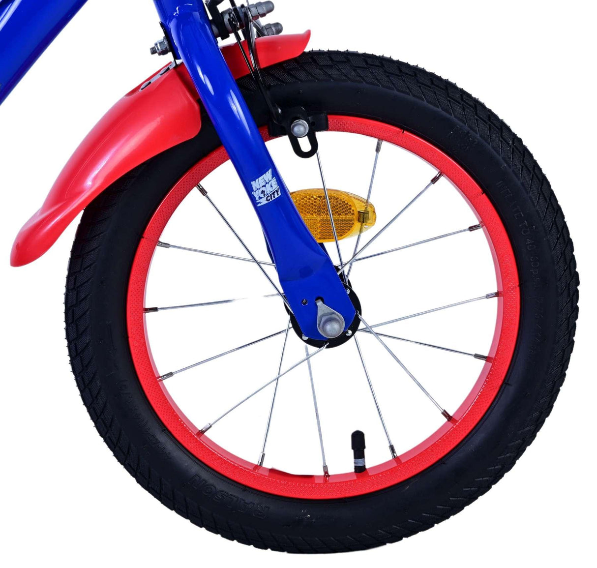 Buntes Kinderfahrrad mit rotem Vorderreifen und blauer Gabel