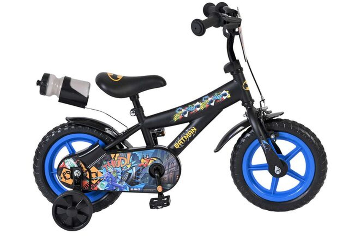 Schwarzes Kinderfahrrad mit blauen Rädern und Batman-Motiv