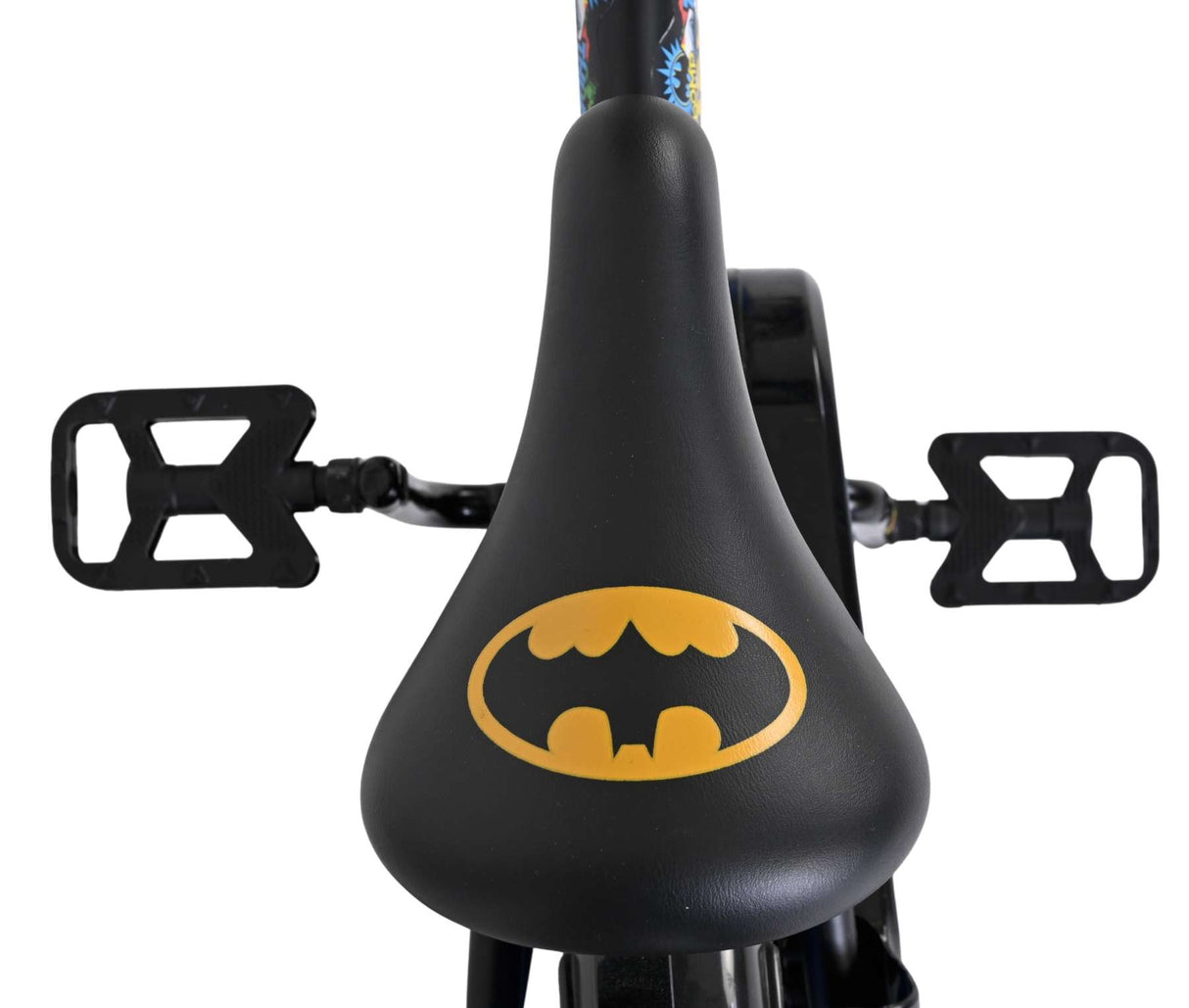 Schwarzer Fahrradsattel mit gelbem Batman-Logo und Fußstützen