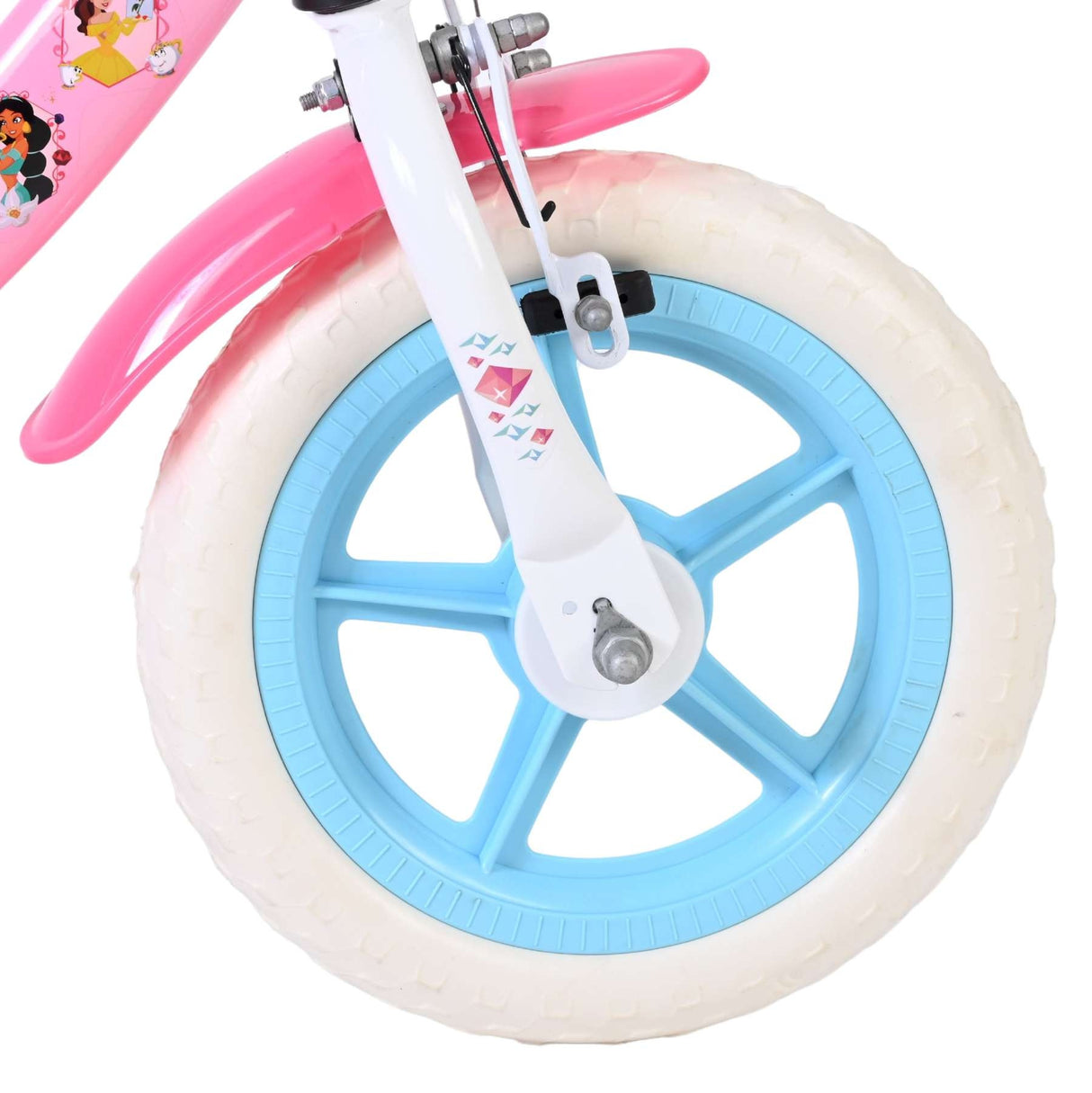 Vorderreifen eines Kinderfahrrads mit buntem Rad und weißer Gummibereifung