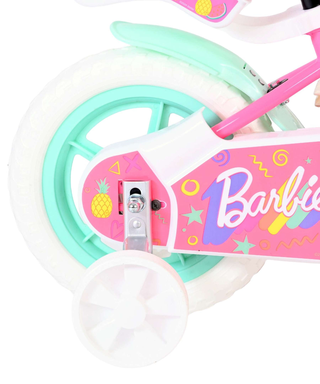 Detailansicht eines pinken Fahrrads mit weißen und mintgrünen Reifen