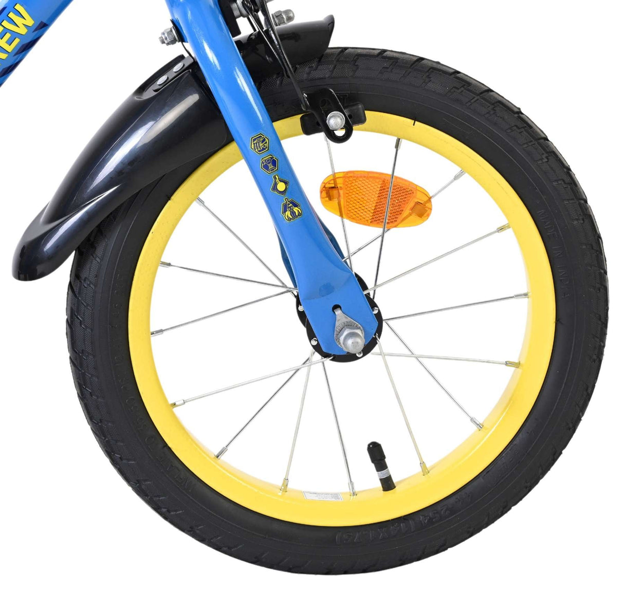 Blaues Fahrrad mit gelbem Reifen und reflektierendem Element am Vorderrad