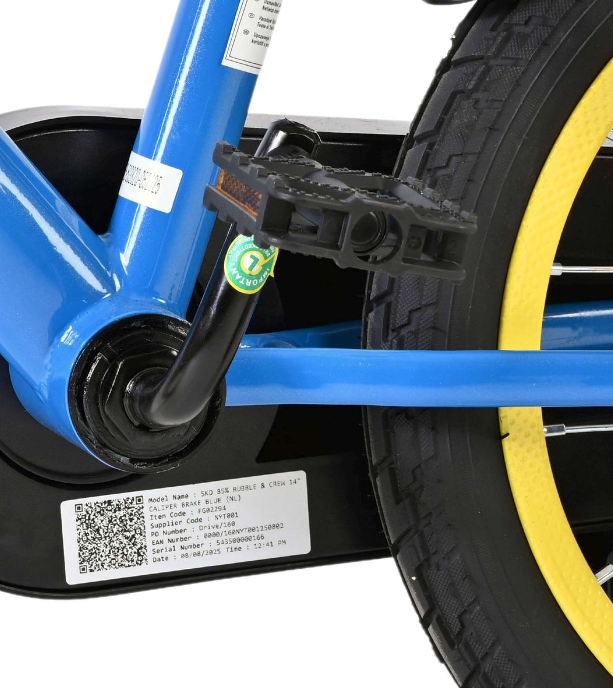 Blaues Kinderfahrrad mit gelben Reifen und Pedalen sichtbar