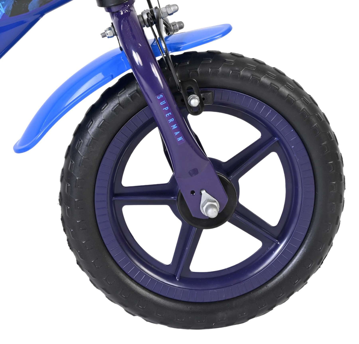 Vorderreifen eines Fahrrads mit blauen Felgen und grobem Profil