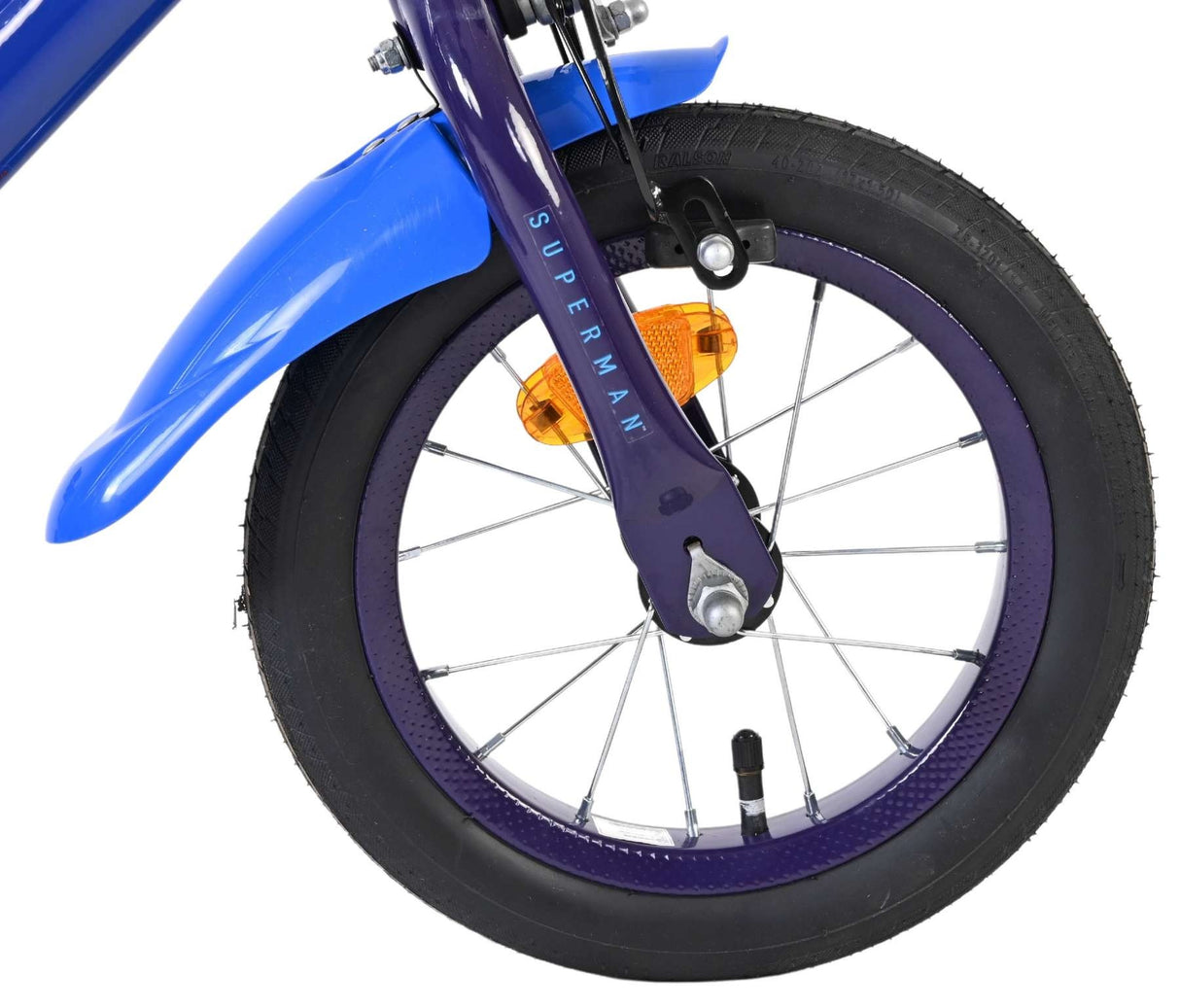 Blaues Kinderfahrrad mit lila Reifen und reflektierenden Elementen