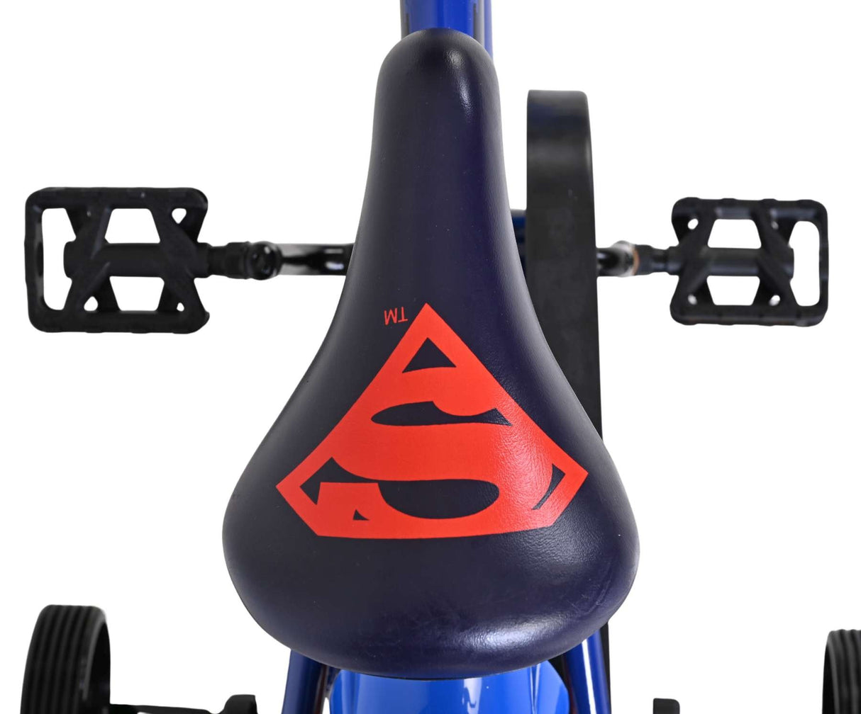 Blauer Kinderfahrstuhl mit schwarzem Sattel und rotem Superman-Logo