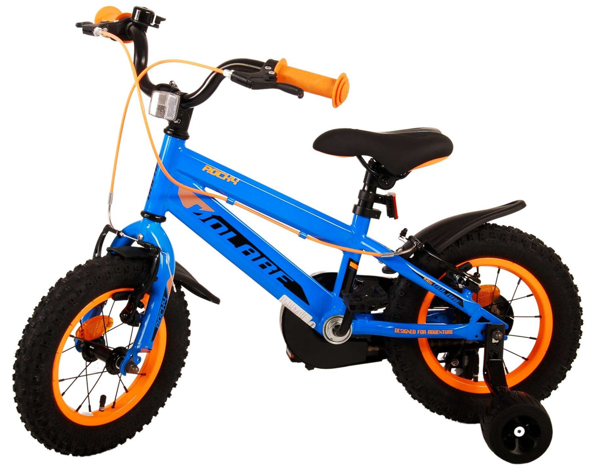 Blaues Kinderfahrrad mit dicken Reifen und orangefarbenen Griffen