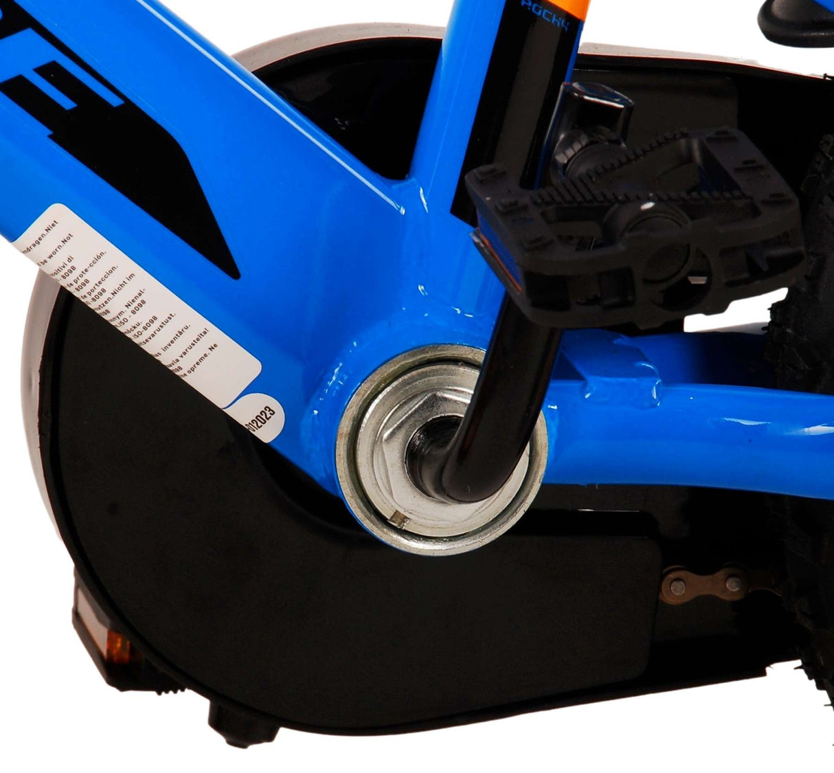 Blick auf das Tretlager eines blauen Fahrrads mit Pedalen