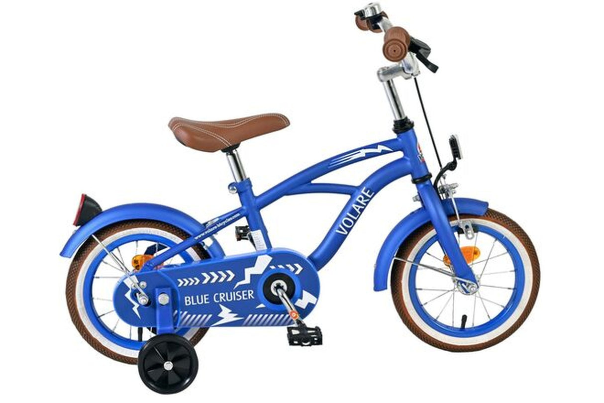 Blaues Kinderfahrrad mit braunem Sattel und Stützrädern