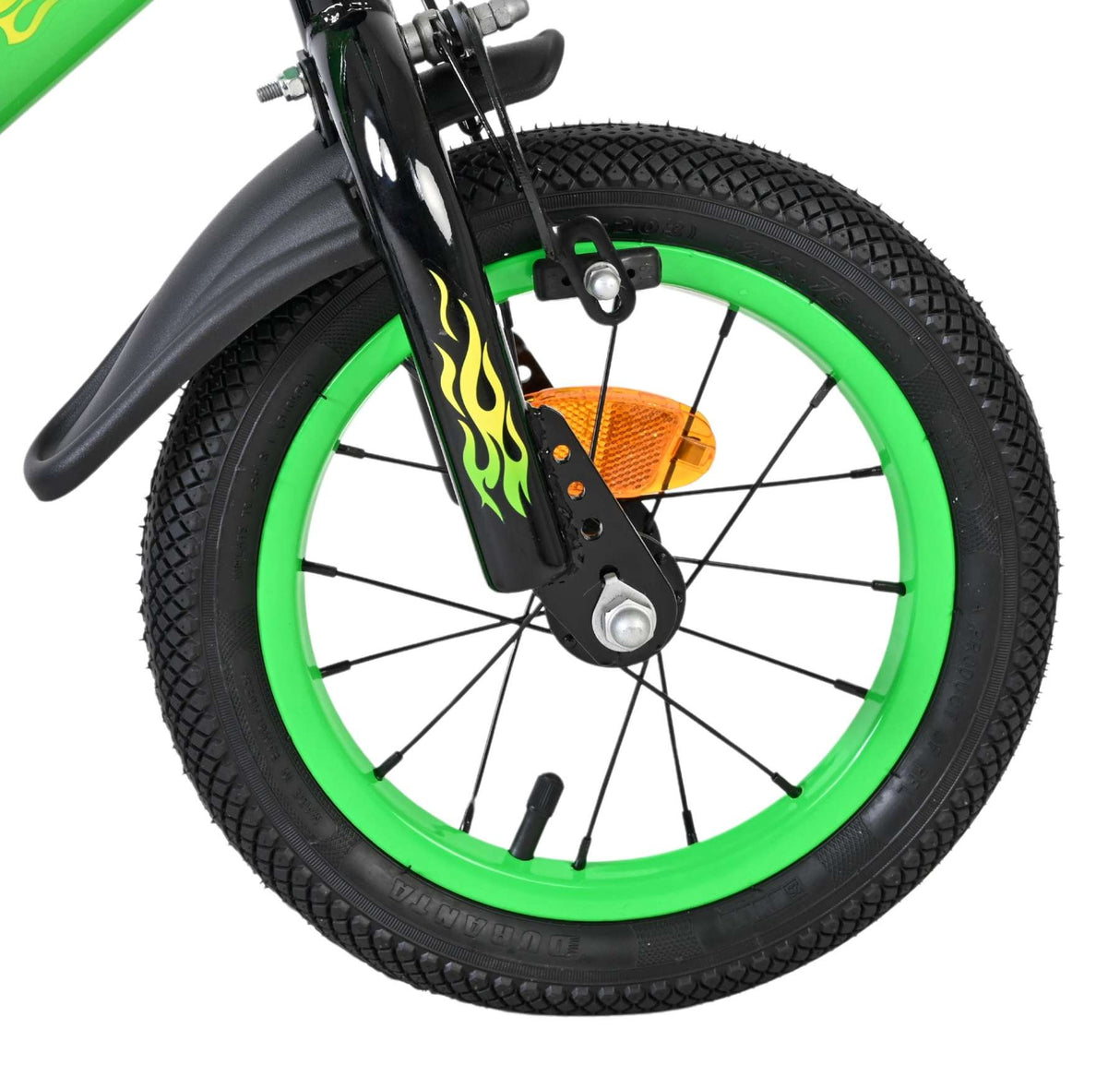 Grünes Kinderfahrrad mit schwarzem Rahmen und Flammenmuster am Vorderreifen