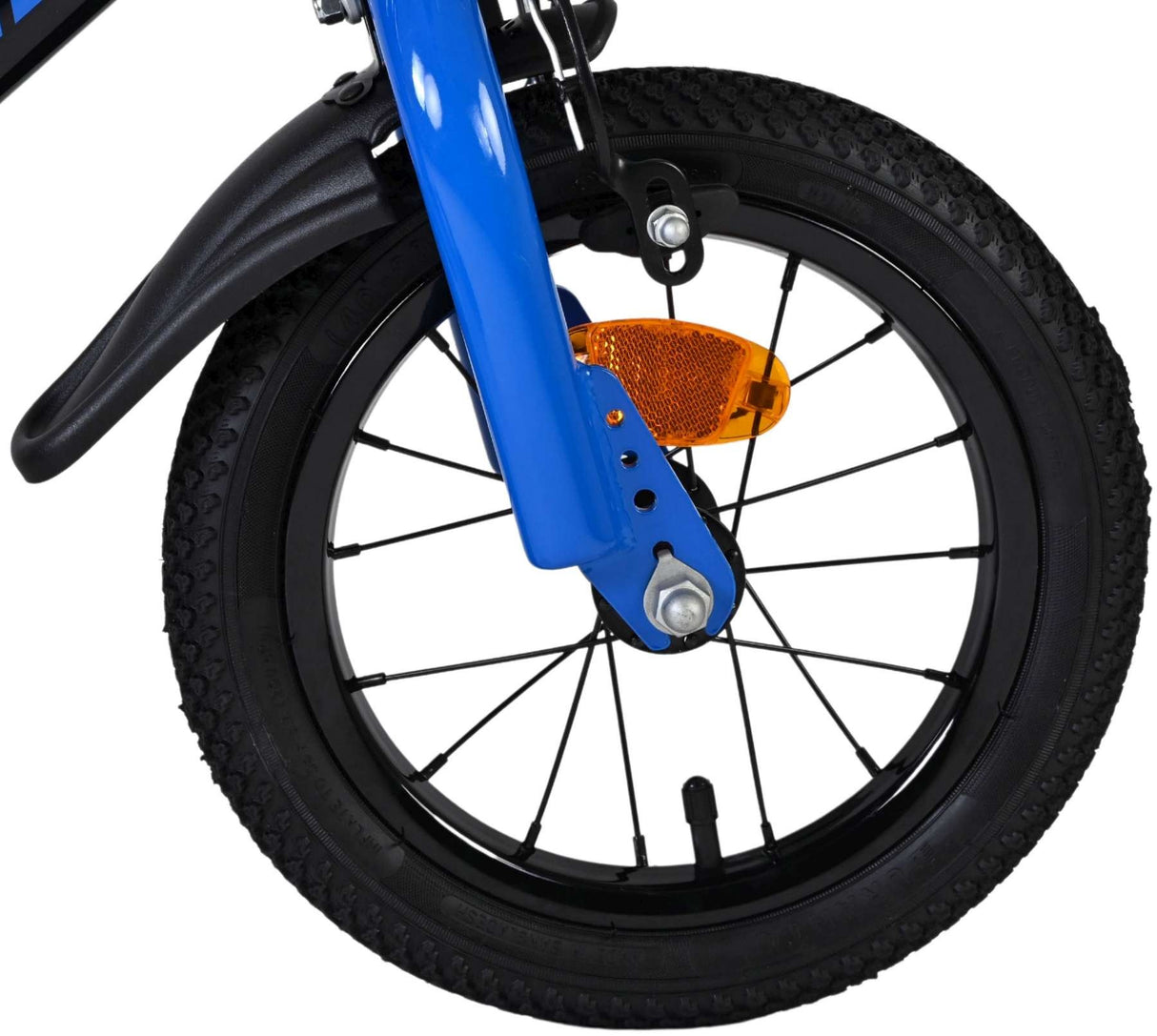 Vorderreifen eines blauen Fahrrads mit reflektierendem Element und schwarzem Reifen